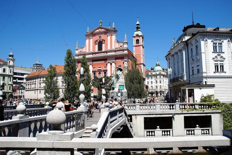 Szlovniban tovbb enyhtenek a korltozsokon